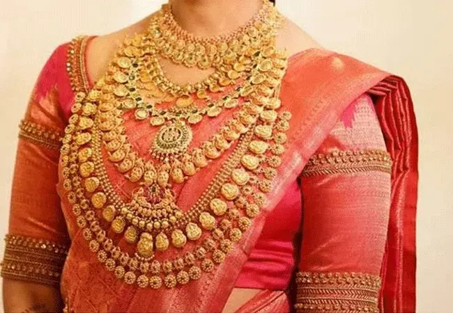 Gold and Silver Rates Today: భారీగా తగ్గిన బంగారం.. వెండి ధరలు Gold and Silver Rates Today: భారీగా తగ్గిన బంగారం.. వెండి ధరలు