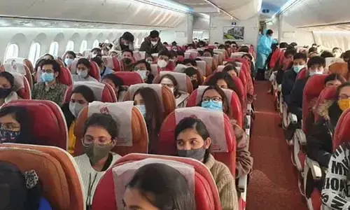 Mumbai : యుక్రెయిన్ నుంచి ముంబై చేరుకున్న తొలి విమానం..!