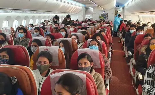 Mumbai : యుక్రెయిన్ నుంచి ముంబై చేరుకున్న తొలి విమానం..!