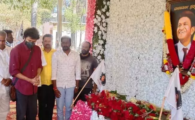 Thalapathy Vijay : పునీత్ సమాధి వద్ద నివాళులు అర్పించిన దళపతి విజయ్..! Thalapathy Vijay : పునీత్ సమాధి వద్ద నివాళులు అర్పించిన దళపతి విజయ్..!
