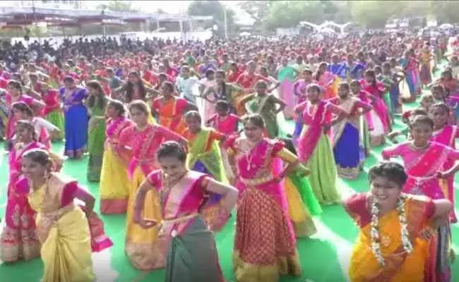 Bullet Bandi Dance :  జగిత్యాలలో వేయి మంది ఆడపిల్లలతో బుల్లెట్ పాటకు డ్యాన్స్ Bullet Bandi Dance :  జగిత్యాలలో వేయి మంది ఆడపిల్లలతో బుల్లెట్ పాటకు డ్యాన్స్