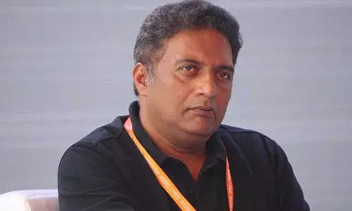Prakash Raj : కక్ష సాధింపులు బాక్సాఫీస్ దగ్గర ఎందుకు.. ఏపీ ప్రభుత్వ తీరుపై ప్రకాశ్రాజ్ Prakash Raj : కక్ష సాధింపులు బాక్సాఫీస్ దగ్గర ఎందుకు.. ఏపీ ప్రభుత్వ తీరుపై ప్రకాశ్రాజ్