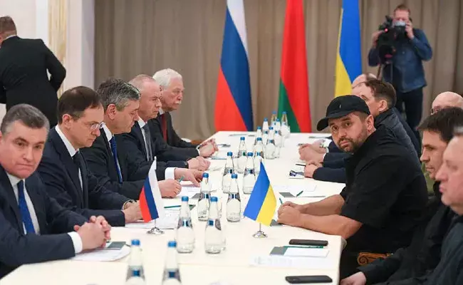 Ukraine Russia: బెలారస్లో రష్యా-ఉక్రెయిన్ మధ్య చర్చలు విఫలం.. Ukraine Russia: బెలారస్లో రష్యా-ఉక్రెయిన్ మధ్య చర్చలు విఫలం..