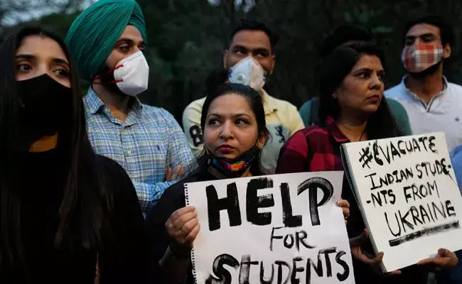 Ukraine Russia: భారతీయ విద్యార్థుల తరలింపులో కొత్త వివాదం.. బందీగా ఉన్నారంటూ.. Ukraine Russia: భారతీయ విద్యార్థుల తరలింపులో కొత్త వివాదం.. బందీగా ఉన్నారంటూ..
