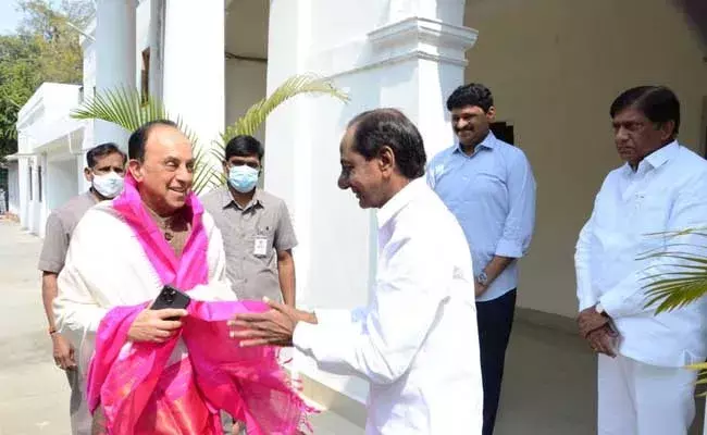 KCR : కేసీఆర్ను కలిసిన బీజేపీ ఎంపీ సుబ్రహ్మణ్య స్వామి, రాకేష్ తికాయత్ KCR : కేసీఆర్ను కలిసిన బీజేపీ ఎంపీ సుబ్రహ్మణ్య స్వామి, రాకేష్ తికాయత్