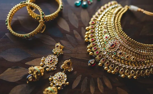 Gold and Silver Rates Today: బంగారం ధరల్లో భారీ తగ్గింపు.. Gold and Silver Rates Today: బంగారం ధరల్లో భారీ తగ్గింపు..