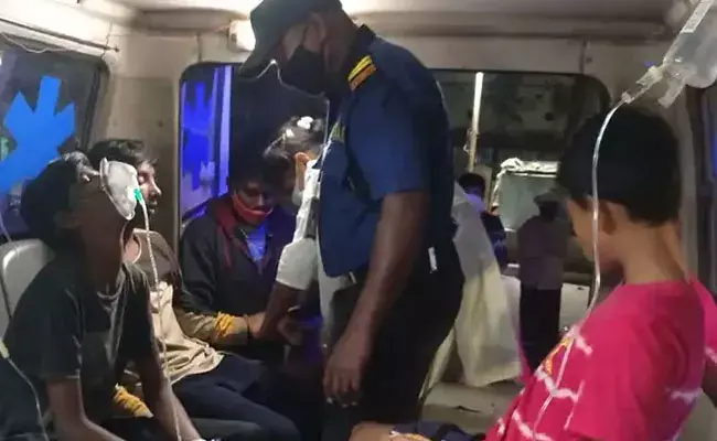 Vizianagaram: విజయనగరం జిల్లాలో విషాదం.. ముగ్గురు విద్యార్థులకు పాముకాటు.. ఒకరు మృతి.. Vizianagaram: విజయనగరం జిల్లాలో విషాదం.. ముగ్గురు విద్యార్థులకు పాముకాటు.. ఒకరు మృతి..