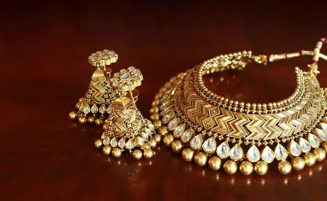 Gold and Silver Rates Today: మళ్లీ పెరిగిన బంగారం ధరలు.. వెండిలో ఏ మార్పు లేదు.. Gold and Silver Rates Today: మళ్లీ పెరిగిన బంగారం ధరలు.. వెండిలో ఏ మార్పు లేదు..