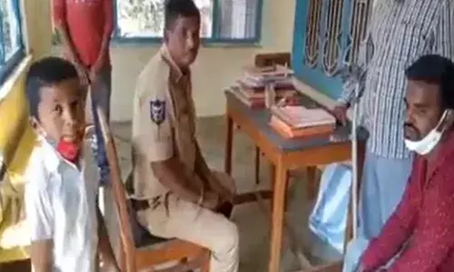 Warangal : ఉపాధ్యాయుడు కొట్టాడంటూ పోలీసులకు ఫిర్యాదు చేసిన సెకండ్ క్లాస్ స్టూడెంట్ Warangal : ఉపాధ్యాయుడు కొట్టాడంటూ పోలీసులకు ఫిర్యాదు చేసిన సెకండ్ క్లాస్ స్టూడెంట్