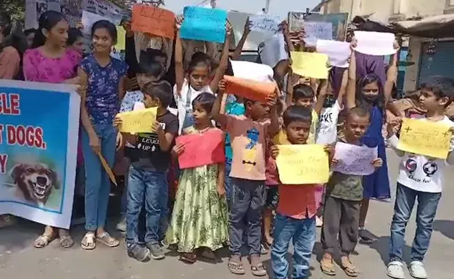 Hyderabad: ఎమ్మెల్యే అంకుల్, కమీషనర్ అంకుల్ ప్లీజ్ సేవ్ అజ్.. వినూత్నంగా చిన్నారుల నిరసన.. Hyderabad: ఎమ్మెల్యే అంకుల్, కమీషనర్ అంకుల్ ప్లీజ్ సేవ్ అజ్.. వినూత్నంగా చిన్నారుల నిరసన..