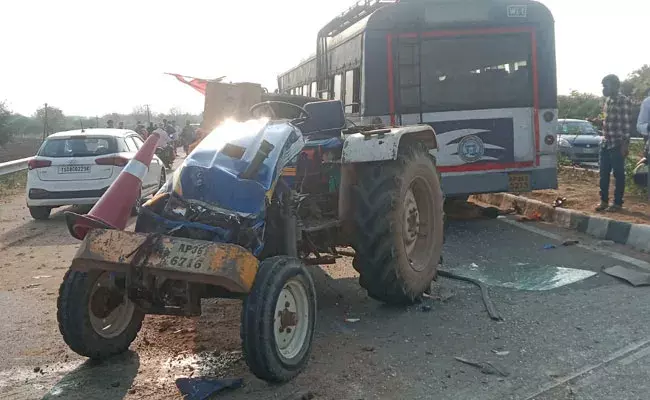 Yadadri: రోడ్డు పనులు చేస్తున్న కూలీలపైకి దూసుకెళ్లిన బస్సు.. నలుగురు దుర్మరణం.. Yadadri: రోడ్డు పనులు చేస్తున్న కూలీలపైకి దూసుకెళ్లిన బస్సు.. నలుగురు దుర్మరణం..