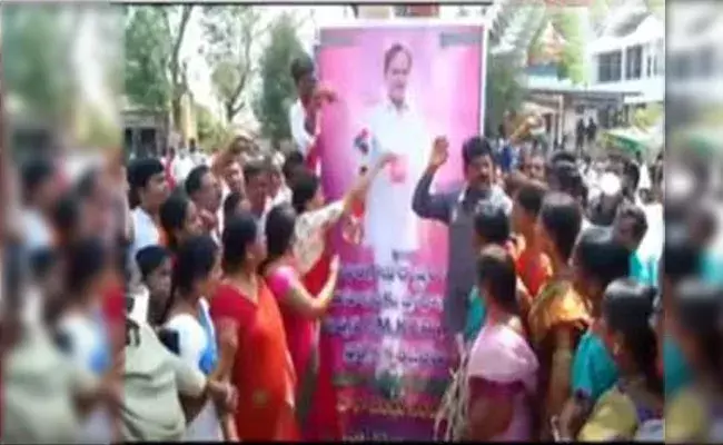 Mahabubabad: కార్యకర్తలతో కలిసి ఎంపీ, ఎమ్మెల్యే డ్యాన్స్.. మహిళా బంధు పేరుతో.. Mahabubabad: కార్యకర్తలతో కలిసి ఎంపీ, ఎమ్మెల్యే డ్యాన్స్.. మహిళా బంధు పేరుతో..