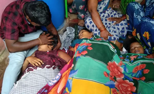 Srikakulam: శ్రీకాకుళం జిల్లాలో దారుణం.. ఇద్దరు పిల్లలకు ఉరివేసి ఆపై తల్లి కూడా.. Srikakulam: శ్రీకాకుళం జిల్లాలో దారుణం.. ఇద్దరు పిల్లలకు ఉరివేసి ఆపై తల్లి కూడా..