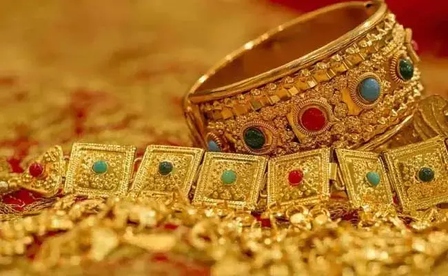 Gold and Silver Rates Today : స్థిరంగానే పసిడి, మళ్ళీ తగ్గుముఖం పట్టిన వెండి ధరలు..!