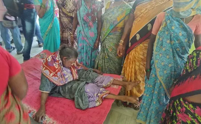 Vizianagaram: వయస్సు తక్కువైందంటూ పెన్షన్ ఇవ్వని అధికారులు.. అందుకే బంధువులు ఇలా.. Vizianagaram: వయస్సు తక్కువైందంటూ పెన్షన్ ఇవ్వని అధికారులు.. అందుకే బంధువులు ఇలా..
