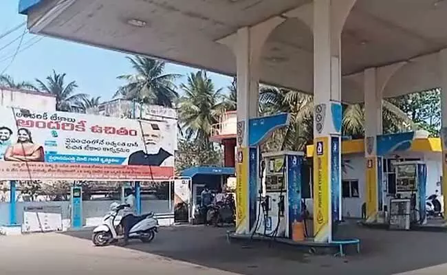 Petrol : మళ్లీ పెట్రో బాంబ్ పడబోతోందా?.. పెట్రోల్ బంకుల దగ్గర నో స్టాక్ బోర్డులు Petrol : మళ్లీ పెట్రో బాంబ్ పడబోతోందా?.. పెట్రోల్ బంకుల దగ్గర నో స్టాక్ బోర్డులు
