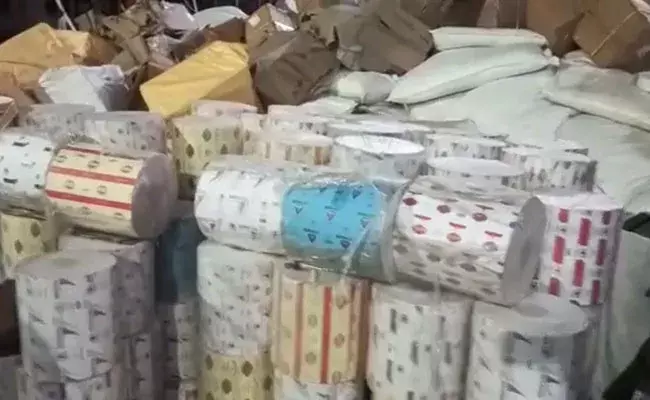 Hyderabad: మార్కెట్లోకి నకిలీ సిగరెట్లు.. విలువ కోట్లు.. Hyderabad: మార్కెట్లోకి నకిలీ సిగరెట్లు.. విలువ కోట్లు..