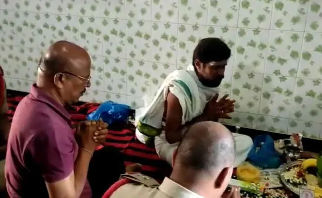 Kurnool: కర్నూలులో వింత ఘటన.. కేసులు ఎక్కువగా వస్తున్నాయని పోలీసులు.. Kurnool: కర్నూలులో వింత ఘటన.. కేసులు ఎక్కువగా వస్తున్నాయని పోలీసులు..