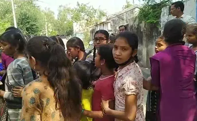 Adilabad: ఆదిలాబాద్‌ కస్తుర్బా పాఠశాలలో ఫుడ్‌ పాయిజన్‌.. మొత్తం 46 మంది విద్యార్ధినులు..