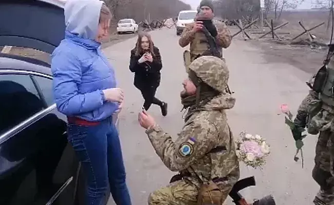 Ukraine Soldier Proposal: ఓవైపు యుద్ధం.. మరోవైపు ప్రేమ.. వైరల్ అవుతున్న ఉక్రెయిన్ సైనికుడి ప్రపోజల్.. Ukraine Soldier Proposal: ఓవైపు యుద్ధం.. మరోవైపు ప్రేమ.. వైరల్ అవుతున్న ఉక్రెయిన్ సైనికుడి ప్రపోజల్..