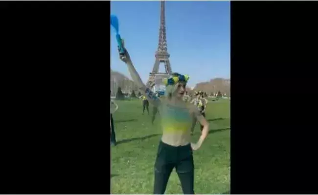 Topless to Protest : పుతిన్ ని వ్యతిరేకిస్తూ యువతులు టాప్‌లెస్‌గా నిరసన..!