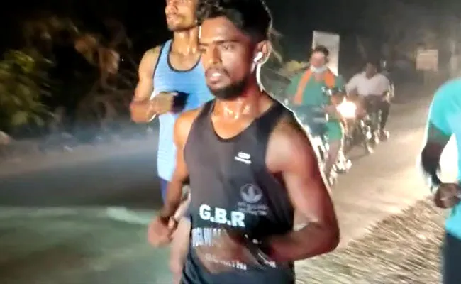 East Godavari: 13 గంటల్లో 140 కిలోమీటర్లు.. పరుగు పందెంలో ఏపీ కుర్రాడి రికార్డ్.. East Godavari: 13 గంటల్లో 140 కిలోమీటర్లు.. పరుగు పందెంలో ఏపీ కుర్రాడి రికార్డ్..