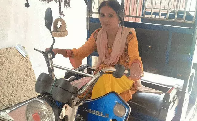 Hockey Player Malti: హాకీలో స్టేట్ లెవెల్ ఛాంపియన్.. ఆటో నడుపుతూ.. Hockey Player Malti: హాకీలో స్టేట్ లెవెల్ ఛాంపియన్.. ఆటో నడుపుతూ..