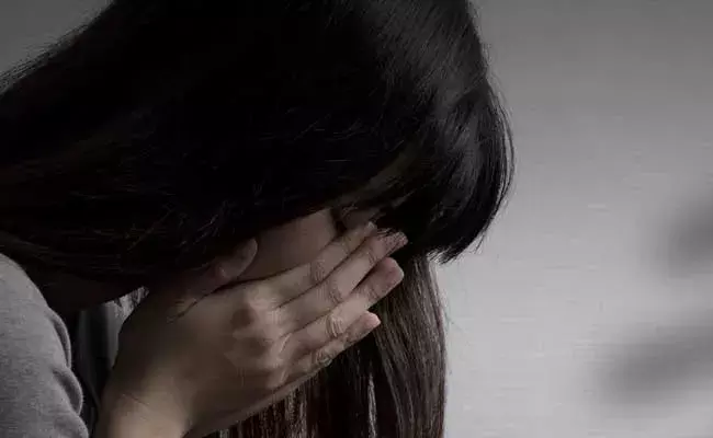 Krishna District : ప్రియుడిని చెట్టుకు కట్టేసి అతని ముందే యువతిపై అత్యాచారం Krishna District : ప్రియుడిని చెట్టుకు కట్టేసి అతని ముందే యువతిపై అత్యాచారం