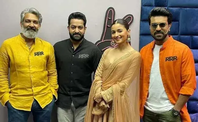 RRR Movie : RRR కోసం ఎన్టీఆర్, చరణ్లకు కళ్ళుచెదిరే రెమ్యునరేషన్ RRR Movie : RRR కోసం ఎన్టీఆర్, చరణ్లకు కళ్ళుచెదిరే రెమ్యునరేషన్