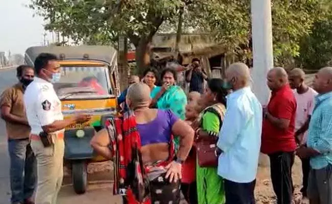 East Godavari :  ఒక ఆటోలో 18 మందిని ఎక్కించిన డ్రైవర్.. అవాక్కయిన పోలీసులు