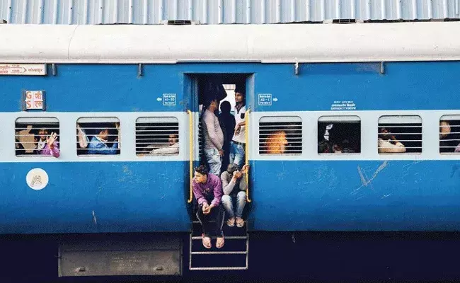 Indian Railways: రైల్వే ప్రయాణికులకు శుభవార్త.. ఇకపై ఈ సౌకర్యం.. Indian Railways: రైల్వే ప్రయాణికులకు శుభవార్త.. ఇకపై ఈ సౌకర్యం..