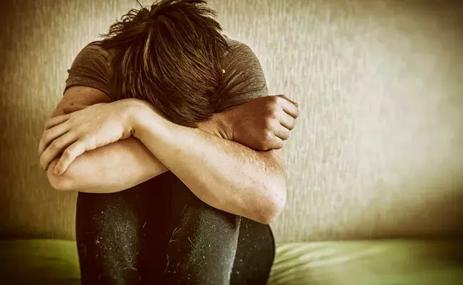 Asifabad: గొంతు కోసుకొని యువకుడి ఆత్మహత్యాయత్నం..   ఆపై వీడియోను వాట్సాప్‌లో షేర్..