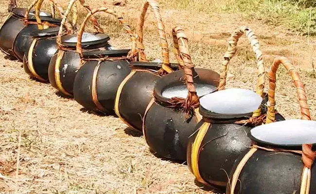 West Godavari: పశ్చిమగోదావరి జిల్లాలో మిస్టరీ మరణాలు.. కల్తీ సారానే కారణమా..?