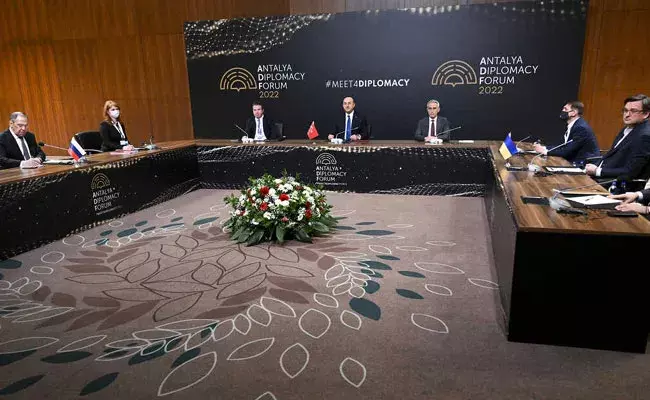 Ukraine Russia: ఉక్రెయిన్, రష్యా విదేశాంగ మంత్రుల భేటీ.. కాల్పుల విరమణపై కుదరని ఒప్పందం! Ukraine Russia: ఉక్రెయిన్, రష్యా విదేశాంగ మంత్రుల భేటీ.. కాల్పుల విరమణపై కుదరని ఒప్పందం!