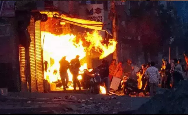 Delhi: దేశ రాజధానిలో ఘోర అగ్ని ప్రమాదం.. ఏడుగురు మృతి Delhi: దేశ రాజధానిలో ఘోర అగ్ని ప్రమాదం.. ఏడుగురు మృతి