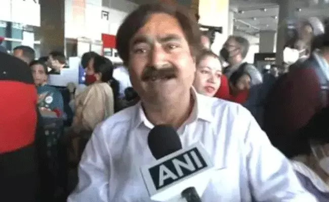 Ruassia-Ukraine War: అతడు నా కొడుకు కాదు.. మోదీ కొడుకు: ఓ తండ్రి భావోద్వేగం Ruassia-Ukraine War: అతడు నా కొడుకు కాదు.. మోదీ కొడుకు: ఓ తండ్రి భావోద్వేగం