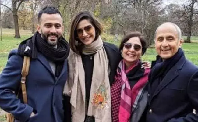 Sonam Kapoor : సోనమ్ కపూర్ మామగారి సంస్థలో సైబర్  మోసం.. పక్కాగా చేధించిన పోలీసులు..! Sonam Kapoor : సోనమ్ కపూర్ మామగారి సంస్థలో సైబర్  మోసం.. పక్కాగా చేధించిన పోలీసులు..!