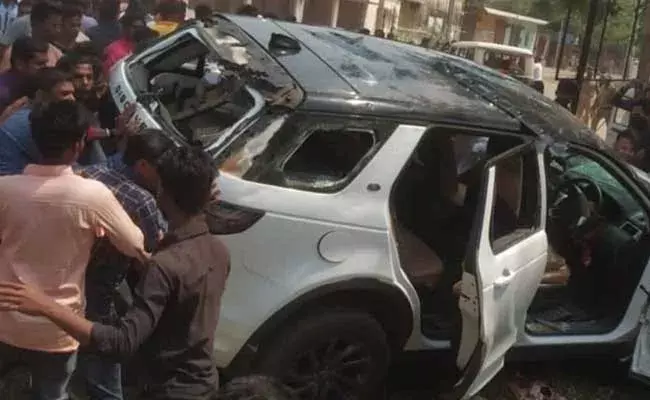 Odisha: ప్రజల పైకి కారు ఎక్కించిన ఎమ్మెల్యే.. ! Odisha: ప్రజల పైకి కారు ఎక్కించిన ఎమ్మెల్యే.. !