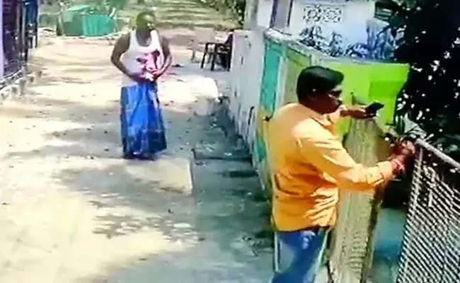 Yanam: యానాంలో దారుణం.. ఇంటి ముందే వ్యక్తి హత్య.. Yanam: యానాంలో దారుణం.. ఇంటి ముందే వ్యక్తి హత్య..