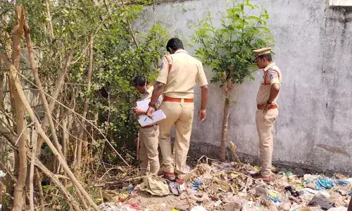 Hyderabad: వనస్థలిపురంలో కలకలం రేపుతున్న శిశువు తల.. మొండెం లేకుండా.. Hyderabad: వనస్థలిపురంలో కలకలం రేపుతున్న శిశువు తల.. మొండెం లేకుండా..