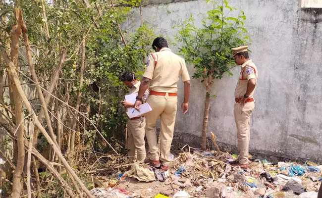 Hyderabad: వనస్థలిపురంలో కలకలం రేపుతున్న శిశువు తల.. మొండెం లేకుండా.. Hyderabad: వనస్థలిపురంలో కలకలం రేపుతున్న శిశువు తల.. మొండెం లేకుండా..