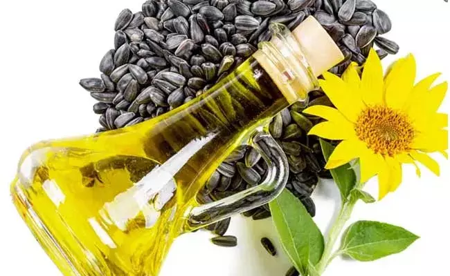Sunflower Oil : రష్యా-ఉక్రెయిన్ యుద్ధం.. సన్ఫ్లవర్ రూ.250 అయ్యే ఛాన్స్ ? Sunflower Oil : రష్యా-ఉక్రెయిన్ యుద్ధం.. సన్ఫ్లవర్ రూ.250 అయ్యే ఛాన్స్ ?