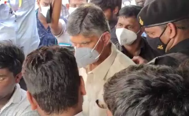 Chandrababu : జంగారెడ్డి గూడెంలో చంద్రబాబు పర్యటన.. బాధిత కుటుంబాలకు పరామర్శ Chandrababu : జంగారెడ్డి గూడెంలో చంద్రబాబు పర్యటన.. బాధిత కుటుంబాలకు పరామర్శ
