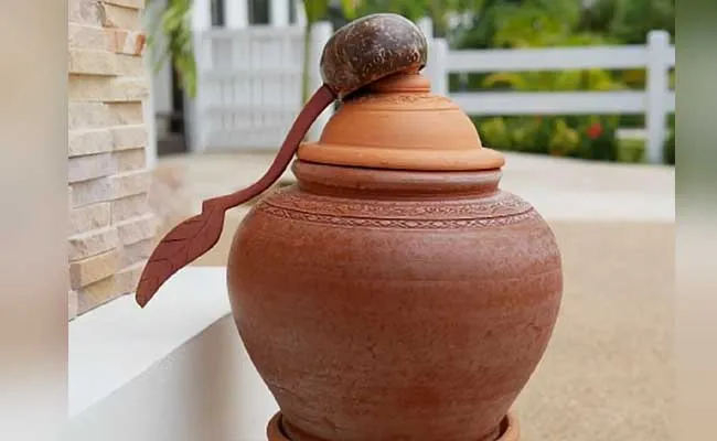 Pot Water : మట్టి కుండలో నీళ్ళు తాగడం వల్ల ఎన్ని ఆరోగ్య ప్రయోజనాలో తెలుసా? Pot Water : మట్టి కుండలో నీళ్ళు తాగడం వల్ల ఎన్ని ఆరోగ్య ప్రయోజనాలో తెలుసా?