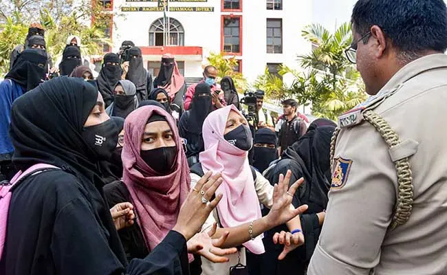 Karnataka High Court : విద్యాసంస్థల్లో హిజాబ్ తప్పని సరికాదు :  కర్నాటక హైకోర్ట్ తీర్పు Karnataka High Court : విద్యాసంస్థల్లో హిజాబ్ తప్పని సరికాదు :  కర్నాటక హైకోర్ట్ తీర్పు