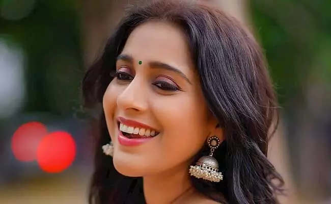 Anchor Rashmi : యాంకర్ రష్మీ వాళ్ళ పేర్లు చెప్పి బెదిరించింది : సీనియర్ నిర్మాత కామెంట్స్ Anchor Rashmi : యాంకర్ రష్మీ వాళ్ళ పేర్లు చెప్పి బెదిరించింది : సీనియర్ నిర్మాత కామెంట్స్