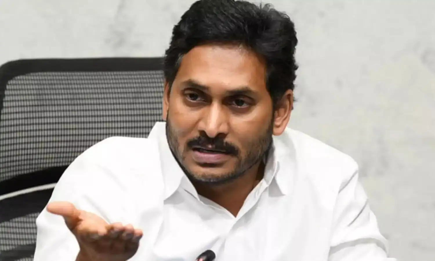 YSRCP: జగన్లో ఓటమి భయం కనిపిస్తోందంటున్న రాజకీయ విశ్లేషకులు.. YSRCP: జగన్లో ఓటమి భయం కనిపిస్తోందంటున్న రాజకీయ విశ్లేషకులు..