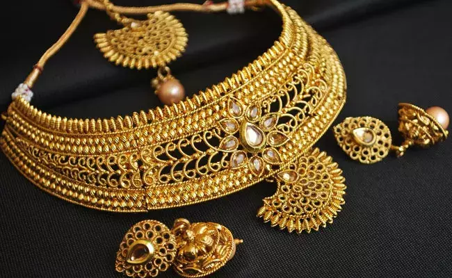 Gold and Silver Rates Today: భారీగా తగ్గుముఖం పడుతున్న బంగారం, వెండి ధరలు.. Gold and Silver Rates Today: భారీగా తగ్గుముఖం పడుతున్న బంగారం, వెండి ధరలు..