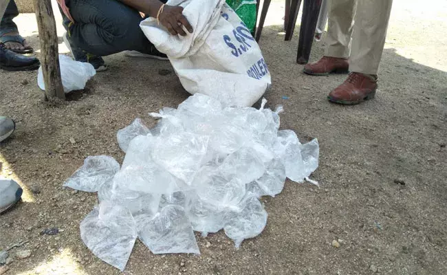 Jangareddigudem: కల్తీ సారా వల్ల మరొకరు మృతి.. సహజ మరణంగా చిత్రీకరించే ప్రయత్నం..! Jangareddigudem: కల్తీ సారా వల్ల మరొకరు మృతి.. సహజ మరణంగా చిత్రీకరించే ప్రయత్నం..!