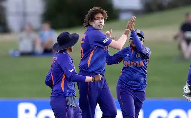 Jhulan Goswami : తొలి బౌలర్గా ఝులన్ గోస్వామి ప్రపంచ రికార్డు ..! Jhulan Goswami : తొలి బౌలర్గా ఝులన్ గోస్వామి ప్రపంచ రికార్డు ..!